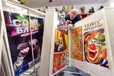 Zahlreiche Zirkusplakate dokumentieren die Rolle der Clowns in der Zirkus-Geschichte in der Sammlung Hormanns.