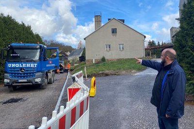 Auf die Straße Purschenstein in Neuhausen wird jetzt die Asphaltdecke aufgezogen.