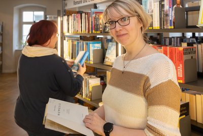 Die Stadtbibliothek in Annaberg-Buchholz will künftig noch mehr Service für Nutzer bieten. Im Bild: Mitarbeiterin Claudia Welke.