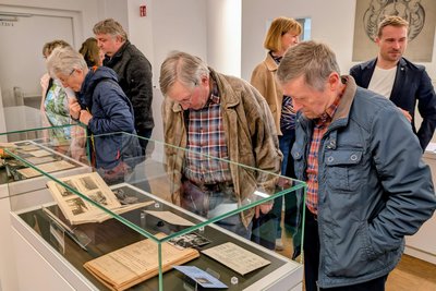 Die aktuelle Ausstellung zieht zahlreiche Besucher ins Stadtarchiv.