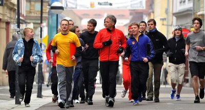 
              <p class="artikelinhalt">"Wenn sie mal nach rechts schauen möchten ...": Uni-Professor Helmut Albrecht (rote Jacke) und Jens Grigoleit (in Gelb) zeigen neuen Studenten die Stadt im Laufschritt. </p>
            