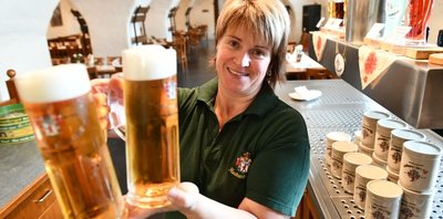 Anke Sandig macht Appetit auf Gerstensaft der Brauerei Rechenberg. Der Traditionsbetrieb ist auf Fassbier spezialisiert.