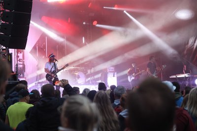 Ihre erfolgreichsten Songs, aber auch Lieder von der neuen Platte gaben die Sportfreunde Stiller - Peter Brugger, Florian Weber und Rüdiger Linhof (von links) - bei ihrem Konzert am Wasserschloss Klaffenbach zum Besten.  