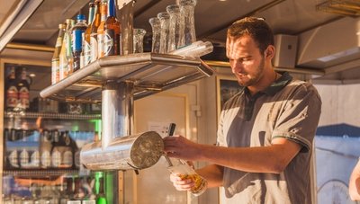 Moritz Junge, Mitarbeiter im Eventbereich der Freiberger Brauerei, beim Zapfen von Bier, das auch in Berlin probiert werden kann.