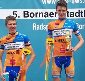 Mittlerweile ein gewohntes Bild: Pepe und Toni Albrecht (l.) gemeinsam auf dem Podest.