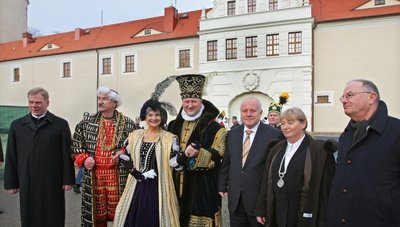Uta Rensch (2. v. r.) mit dem damaligen Ministerpräsidenten Georg Milbradt (3. v. r.) und dem ehemaligen Rektor der Bergakademie Georg Uhland (l.) bei der Übergabe von Schloss Freudenstein 2008. 