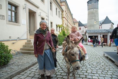Eselreiten für Kinder: Susann Hansen (Mitte) aus Plauen und ihre Tochter Lynn hatten dabei ihren Spaß.