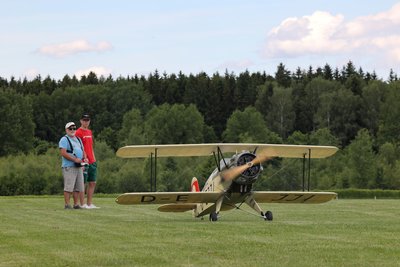 Frank Hertel (links) beim Start seiner Bücker 133 Jungmeister „Liesel Bach“.