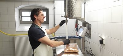 Mitarbeiter Mario Voigt beim Abfüllen von Saft in der Früchteverarbeitung Sohra GmbH.