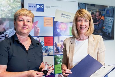 Cindy Krause (r.) übergab die Auszeichnung an Grit Neumann.