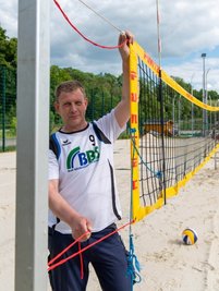Wegen Corona mussten im März 2020 auch die Rochlitzer Sportstätten gesperrt werden. Ende Mai konnten die Volleyballer des BSC Motor Rochlitz - im Bild René Eckhardt - ihre Netze erstmals wieder aufbauen. 