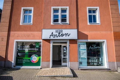 Blick von außen auf „Herr Anton“ in Zwönitz: Vor etwas mehr als einem Jahr ist das Geschäft am Mühlberg an den Start gegangen.