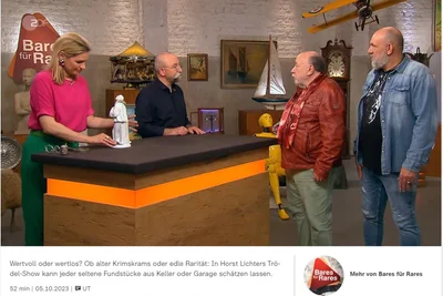 Im vergangenen Oktober hat Hans-Dieter Hormann bei "Bares für Rares“ mit Kult-Moderator Horst Lichter (2. v. l.) aus Geldnot diesen Pierrot verkauft. Sein Sohn Olaf (rechts) begleitete ihn damals. Die Expertise zu der Figur gab es von der Kunsthistorikerrin Bianca Berding.