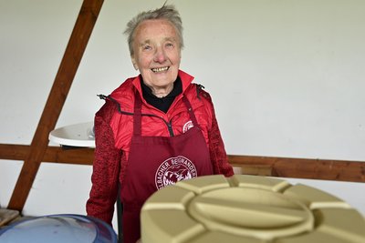 Die 89-jährige Lisbeth Jobst ließ die Bergwanderung aus und verteilte dafür Heißgetränke.
