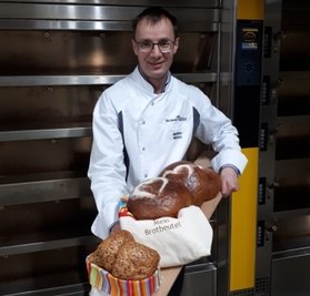 Ein Brot mit Herz zeigt Geschäftsführer Mathias Möbius.