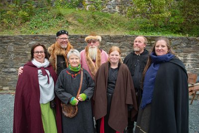 Die vogtländische Mittelaltergruppe „Castra Eous“ zeigte beim Bauermarkt auf Schloss Voigtsberg Elemente aus dem Leben im Mittelalter.