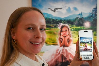 Larissa Albert zeigt, wie mit Hilfe einer App die Bilder in der Ausstellung animiert werden.