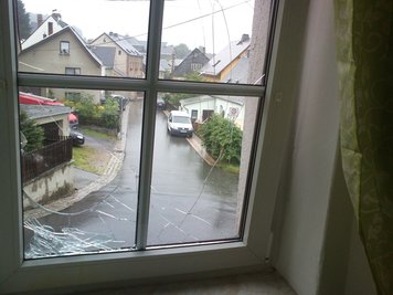 Bei der Attacke in Bockau ist die Scheibe gesplittert.