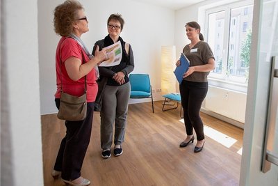 Tag der offenen Tür: Gudrun und Lisa Seifert loten im Gespräch mit Heike Baumgart von der Firma TAG Wohnen aus, ob es sich rechnet. 