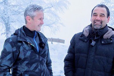 Mit Jens Weißflog und Ulf Kirsten begegneten sich am Montagabend in Oberwiesenthal auch zwei lebende Legenden aus der Welt des Skispringens und der Welt des Fußballs. 