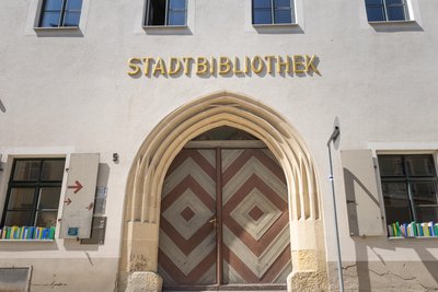 Die Stadtbibliothek befindet sich an der Klosterstraße in unmittelbarer Nähe zum Marktplatz in Annaberg.
