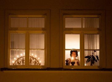 Carmen Hickmann beim Entzünden einer Kerze. Punkt 21 Uhr am Samstagabend schaltete die Annaberger Familie zudem ihren Schwibbogen an. Auch in Scheibenberg, Schönbrunn, Bärenstein ... und in vielen anderen Orten der Region und darüber hinaus, folgten die Menschen dem Aufruf.