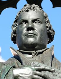 Das Denkmal für Martin Luther (1483 bis 1546) auf dem Marktplatz von Wittenberg. 