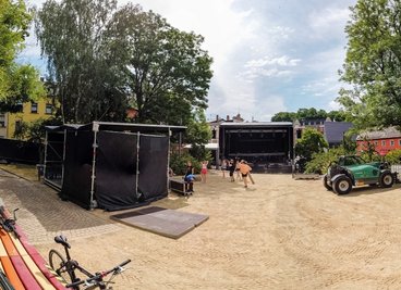Die Bühne stand am Technikumplatz am Montag bereits, wurde aber noch umgebaut: Acht Künstler und Bands spielen hier an zwei Tagen.