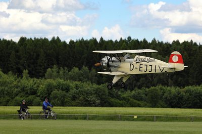 Die Bücker 133 Jungmeister „Liesel Bach“ beim Flug über den Spiegelwald.