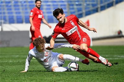 Rassiger Zweikampf zwischen dem Zwickauer Marco Schikora (r.) und Leonardo Gubinelli. 