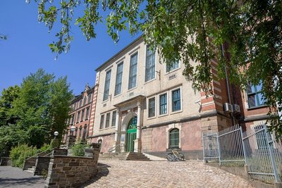 Im Plauener Polizeirevier ist Bargeld verschwunden. Ein mutmaßlicher Mehrfach-Täter hatte es bei sich. Doch wer hat das Geld innerhalb des maroden Gebäudes entwendet? Die Staatsanwaltschaft ermittelt.