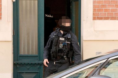 Polizeikräfte durchsuchten am Vormittag die Wohnung des Verdächtigen und nahmen ihn fest.