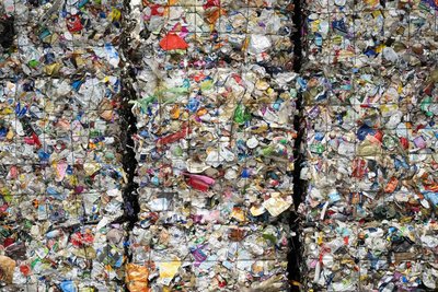 In Ballen gepresster Aluminiumabfall aus der Gelben Tonne liegt in einer Halle des Freiberger Werks der Recyclingfirma Prezero Pyral.