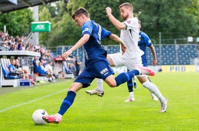 CFC-Spieler Niclas Walther (l.) am Ball.