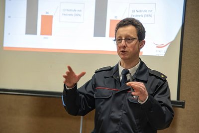 Der Chef der Integrierten Rettungsleitstelle Zwickau, Steffen Kühnert, erläutert, wie das Prozedere bei Notrufen in der Leitstelle ist.