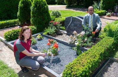 Bestatter Andreas Kohls und Ines Kästner, Mitarbeiterin für Grabpflege, an der Grabstätte auf dem Rochlitzer Friedhof, an der sich Diebe zu schaffen machten. 