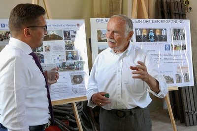 Der Förderkreis-Vorsitzende Peter Ohl (rechts) informierte den Bundestagsabgeordneten Carsten Körber über den Baufortschritt. 