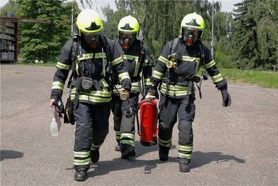 Feuerwehrleute rückten zur Havarie in die Eissporthalle aus. Dort war Ammoniak ausgetreten. 