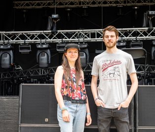 Marie-Luise Frauenstein (l.) leitet den Bereich Kommunikation für das Campusfestival, das Felix Teupe als Producer betreut. Für die beiden Studenten ist es das erste, an dem sie mitwirken und das stattfinden kann.