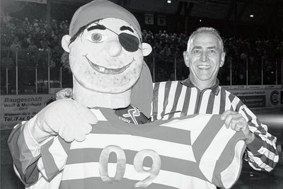 Ein beliebter Eishockey-Schiedsrichter lebt nicht mehr: Vor der Partie zwischen Crimmitschau und Bayreuth gibt es eine Schweigeminute für Josef Krimmel. 