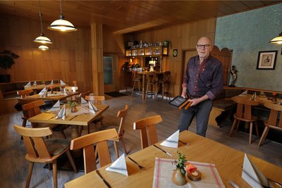 Hans Hofer lässt am Dienstag im Tanzcafé Waldenburg die verspätete Silvesterparty für einen guten Zweck steigen.