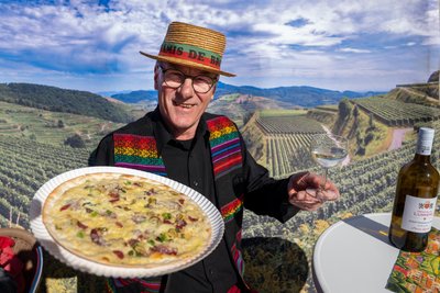 Frieder Schramm mit seinem Flammkuchen und Wein – beides ist beim Europäischen Bauernmarkt erhältlich.