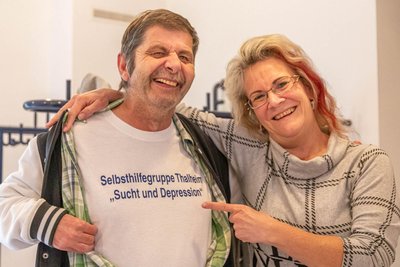 Mandy Goldhammer mit Joachim Blume von der Selbsthilfegruppe Sucht und Depression in Thalheim.