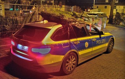 ungewohntes Bild: Polizisten in Mülheim bringen dem Besitzer zwei gestohlene Weihnachtsbäume zurück.