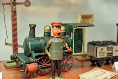 Dieses Holzeisenbahn stammt von der Firma Albin Walther aus Borstendorf. 