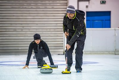 Florian Panhans hat ein Team um sich geschart, das immer Samstagabend im Icehouse trainiert. Dort wurde die Eisfläche beim Aufeisen schon so präpariert, das sie das Curling-Spielfeld ergibt.