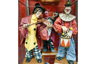 Pastura-Figuren aus Italien gehören ebenfalls zu 25 000 Exponaten, die Clown-Museumschef Hans-Dieter Hormann in aller Welt gesammelt hat.