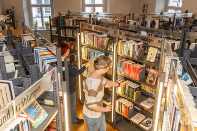 Im Bestand der Stadtbibliothek befinden sich mehr als 35.000 physische und 39.000 digitale Medien.