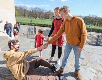 "Der Hase und der Igel" auf der Treppe vor der Küchwaldbühne. Mit Darian Arndt als Hase (links), Konstantin Münster als Igel, Félice Helmert und der dreijährigen Fatima. 
