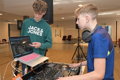Die beiden Schneeberger Victor Roscher (li.) und Sedric Winkler (re.) hatten Spaß beim DJ-Workshop.